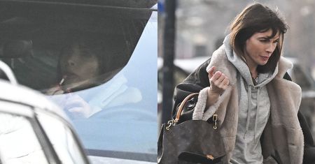 Agnieszka Dygant poprawia makijaż w aucie, po czym pędzi na fizjoterapię, dźwigając sporych rozmiarów torbę Louis Vuitton