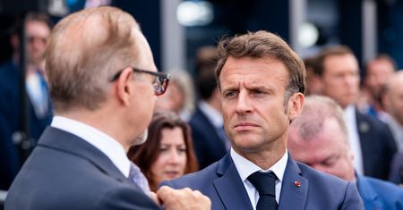 Macron wypił piwo w 17 sekund. I wtedy się zaczęło. Prezydent Francji pod ostrzałem