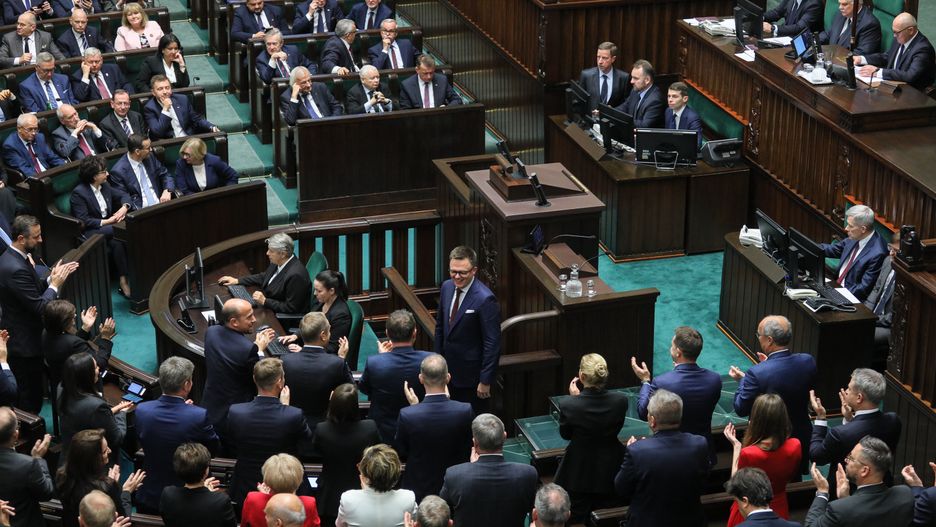 Szymon Hołownia na sali sejmowej w Warszawie 