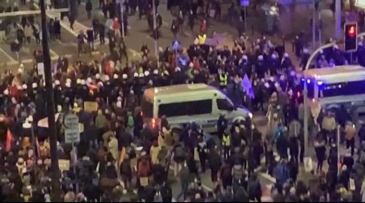 Matylda Damięcka uderzona przez policjanta
