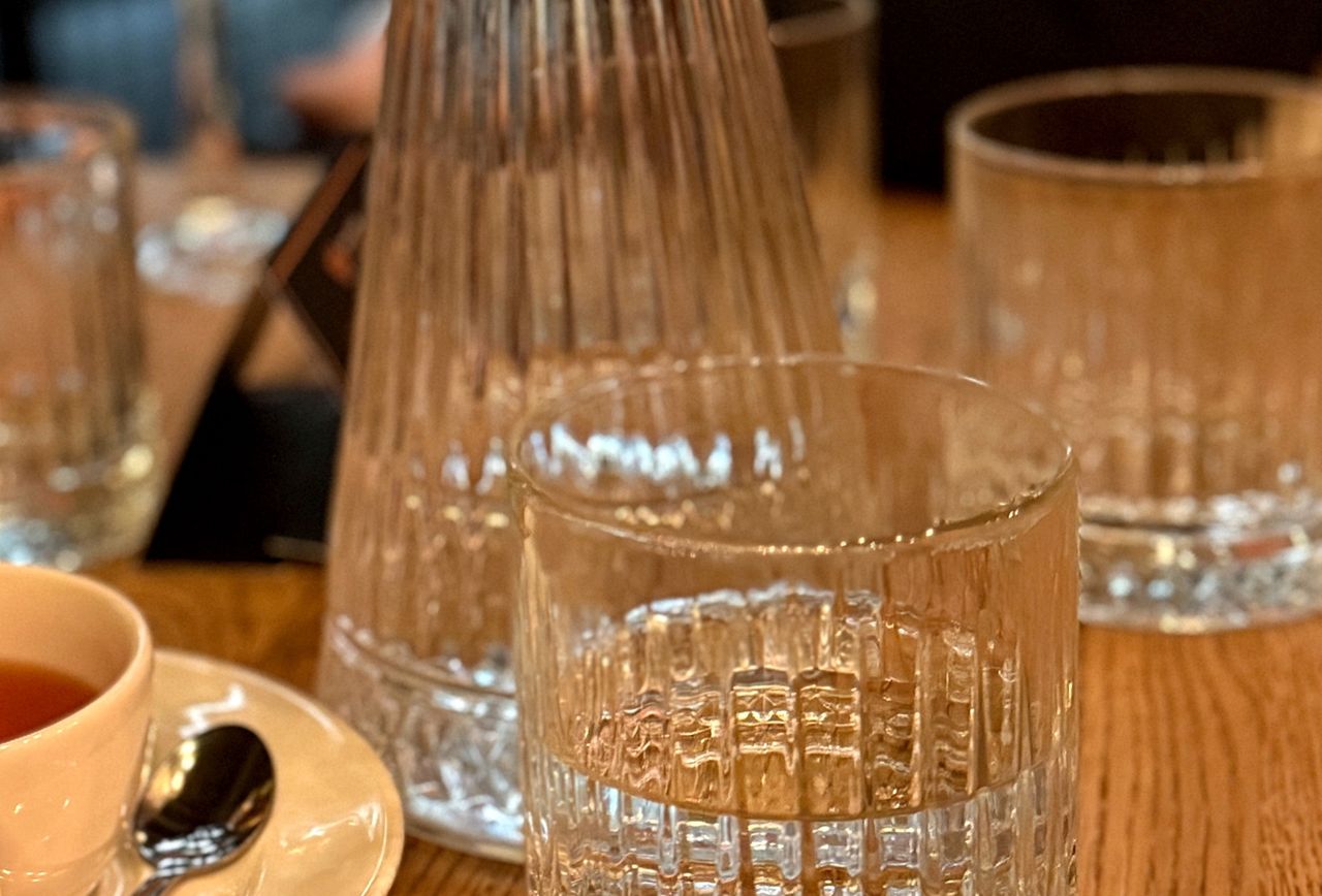 Niestety samo picie wody nie wystarcza. Większość z nas robi to źle