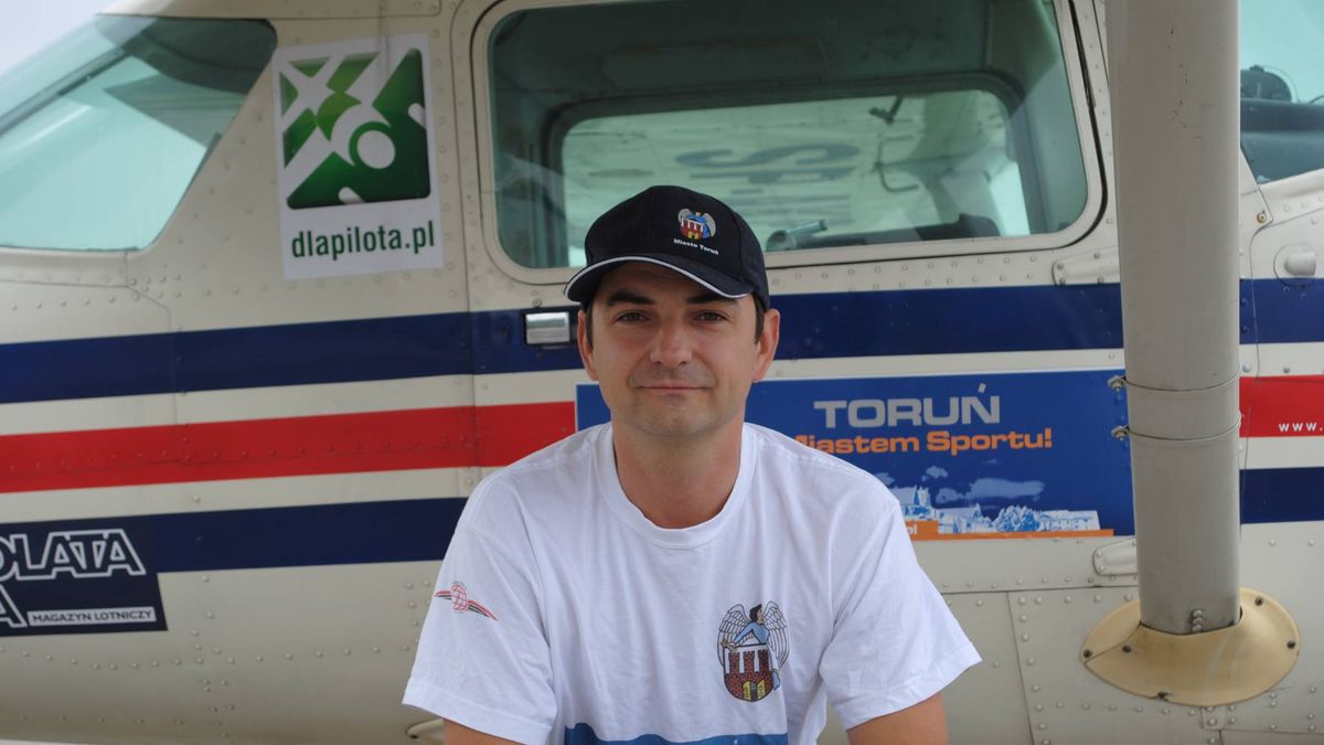 Bolesław Radomski to doświadczony pilot i instruktor lotnictwa