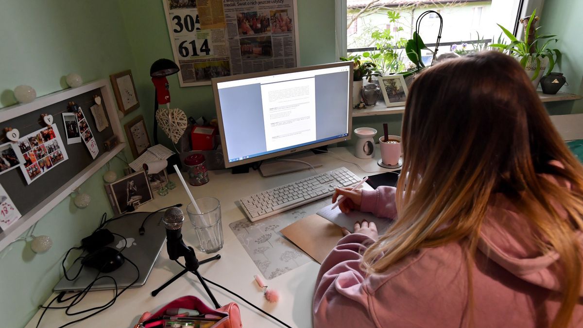 Nauczanie zdalne a powrót do szkół. Resort edukacji wydał dyspozycje 