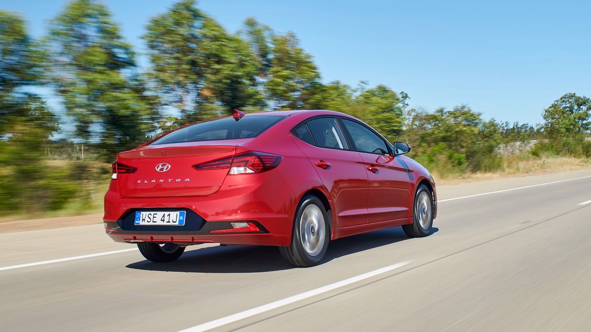 Hyundai Elantra pojawi się w polskich salonach w najbliższych tygodniach.