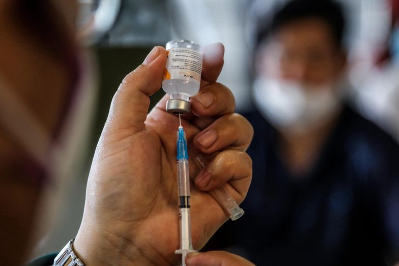 Chiny otwierają granice dla obcokrajowców. Ale najpierw muszą przyjąć chińską szczepionkę