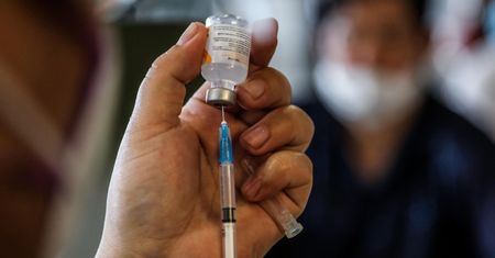 Chiny otwierają granice dla obcokrajowców. Ale najpierw muszą przyjąć chińską szczepionkę