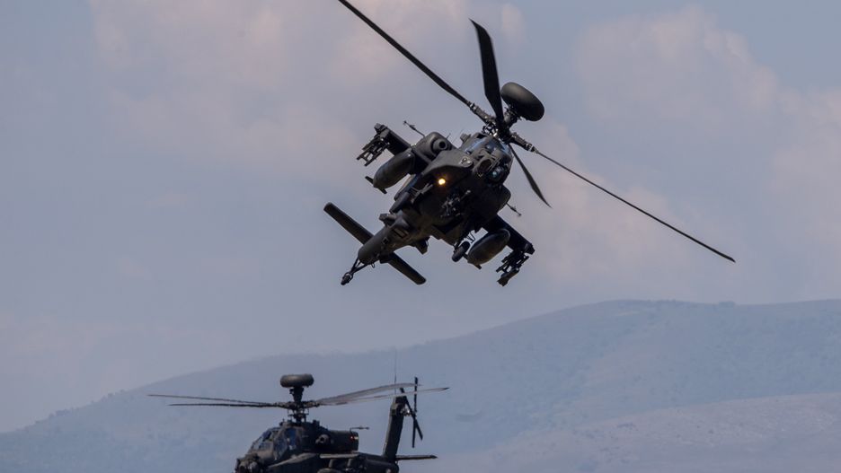 NATO forces' U.S. AH-64 Apache helicopters fly by during the NATO exercise 'Swift Respone 22' at the Krivolak Army Training Area, near Negotino, Republic of North Macedonia, 12 May 2022. NATO exercise 'Swift Respone 22' is part of the exercise 'DEFENDER EUROPE 22' at the Krivolak Army Training Area. Holder of combat power is the 16th Air Assault Brigade UK along with the US Army and members of Italian army. EPA/GEORGI LICOVSKI Dostawca: PAP/EPA.