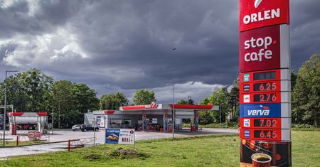 Różnice w cenach paliw na trasach. O tyle jest drożej