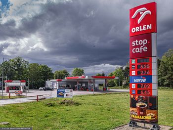 Różnice w cenach paliw na trasach. O tyle jest drożej