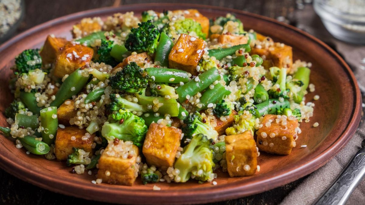 Na duszne, gorące dni świetnie sprawdzi się m.in. kasza z dodatkiem warzyw