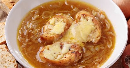 Zupa cebulowa z grzankami