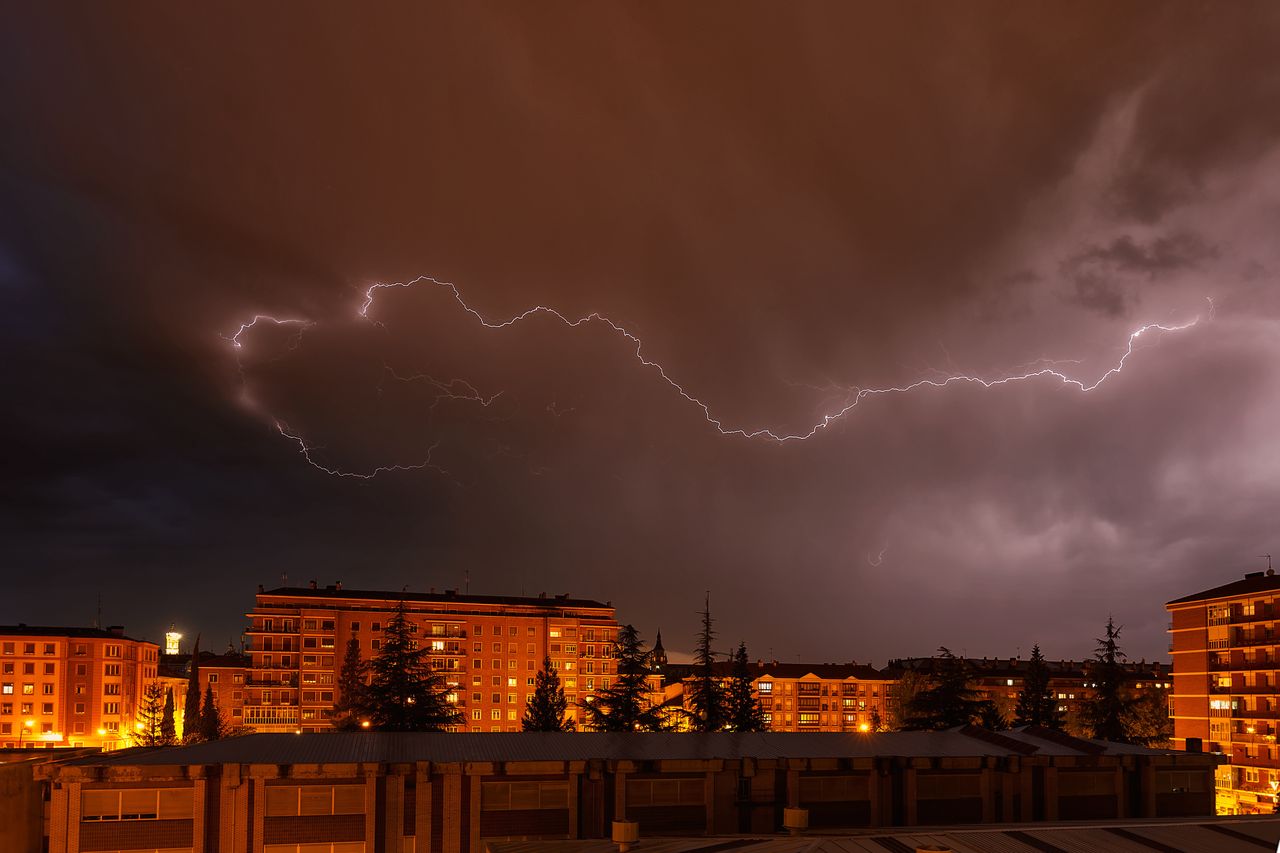 Szczecin: Nadchodzą burze. Ostrzeżenie meteorologiczne dla mieszkańców