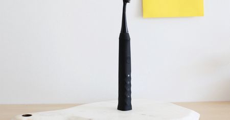 Którą szczoteczkę soniczną wybrać? Oto najwyżej oceniane modele