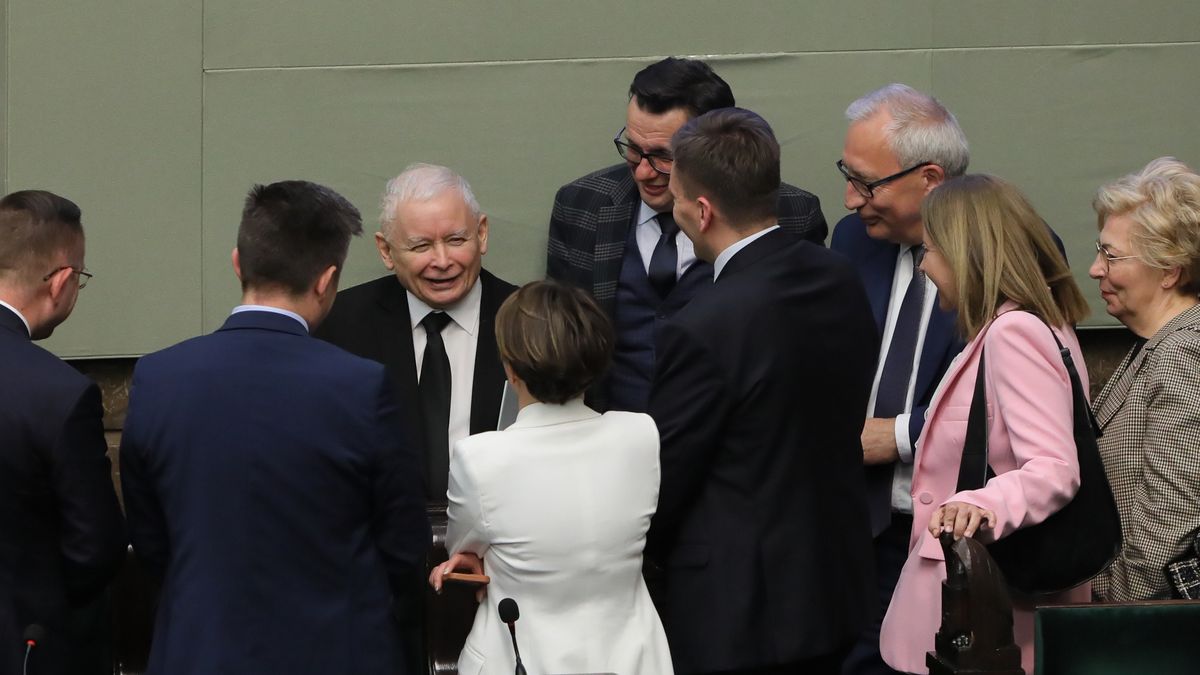 Jaros�aw Kaczy�ski, Marek Ast, Kazimierz Smoli�ski
Pawe� Supernak
9 9. IX, kadencja, kadencji, obrad, polityk, polityka, posiedzenie, posiedzie�, sala g�osowa�, sala obrad, sala plenarna, sejm, sejmu