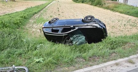 Wypadek w Motyczu. Rowerzysta wjechał pod samochód. Zginął na miejscu