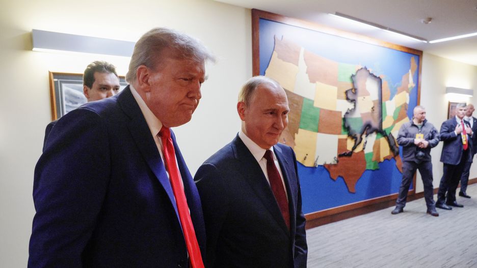 Russian President Vladimir Putin (R) and US President Donald Trump (L) following their meeting at Joint Base Elmendorf-Richardson in Anchorage, Alaska, USA, 15 August 2025. EPA/GAVRIIL GRIGOROV/SPUTNIK/KREMLIN POOL / POOL MANDATORY CREDIT Dostawca: PAP/EPA.