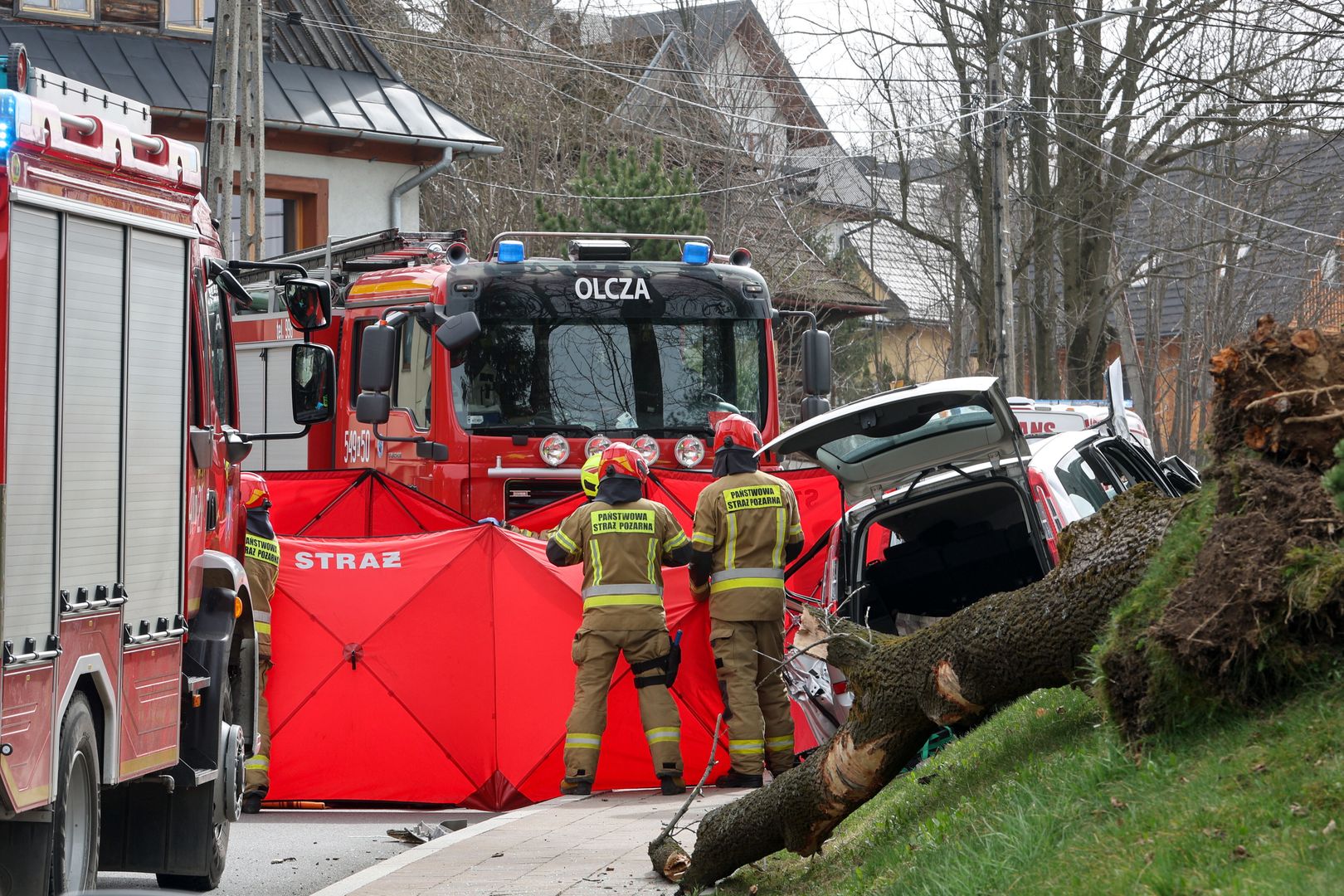 miejse zdarzenia
Zakopane, 01.04.2024. Silny podmuch wiatru na zakopia�skiej Olczy powali�, 1 bm. drzewo na samoch�d, kt�rym jecha�a m�oda kobieta. Poszkodowanej nie uda�o si� uratowa�. (aldg) PAP/Grzegorz Momot
***Zdj�cie do depeszy PAP pt. "Zakopane/ Drzewo przewr�ci�o si� na jad�cy samoch�d; zgin�a m�oda kobieta" ***
Grzegorz Momot
auto, drzewo, kobieta, Olcza, podmuch, porywisty, powalone, samoch�d, silny, wiatr