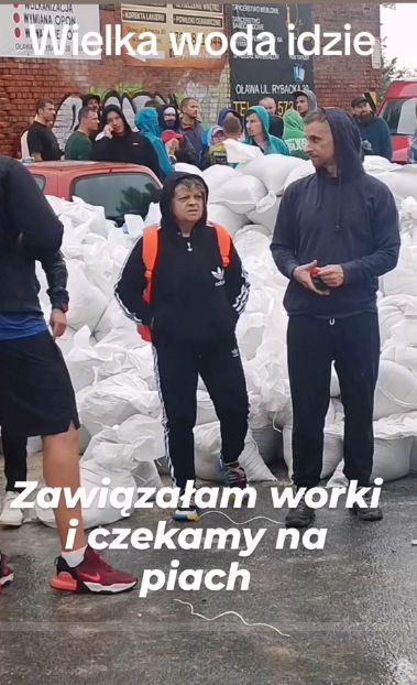 Laluna i jej matka pomagają powodzianom.