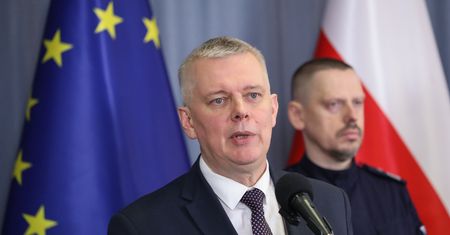 "Atak na Trzaskowskiego". Szef MSWiA o publikacji WP