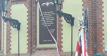 Wrocław. Zniszczono tablicę poświęconą Lechowi Kaczyńskiemu. Policja szuka sprawcy
