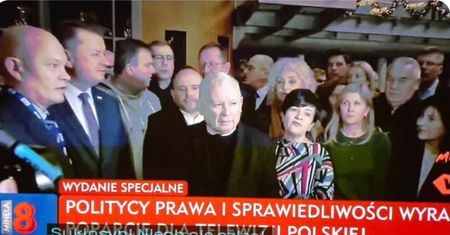 Wpadka TVP. Na ekranie Jarosław Kaczyński, a poniżej napis "Sukinsyn! Niech cię szlag"