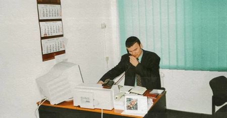Polski miliarder pokazał pierwsze biuro. Wiecie, kto jest na zdjęciu?