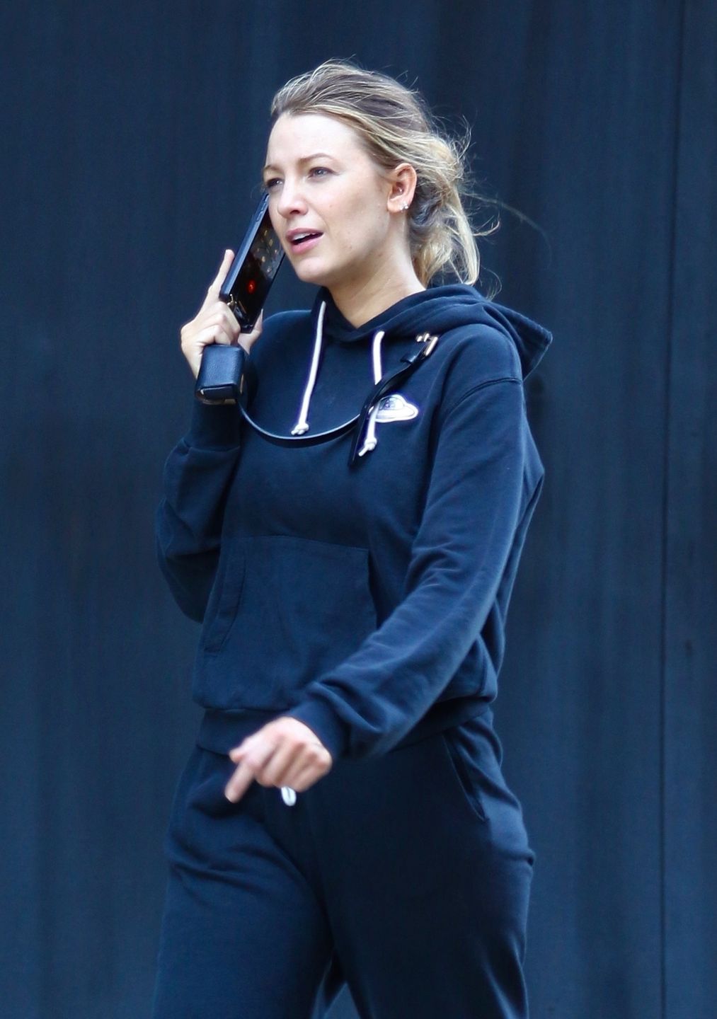 Naturalna Blake Lively na samotnym spacerze