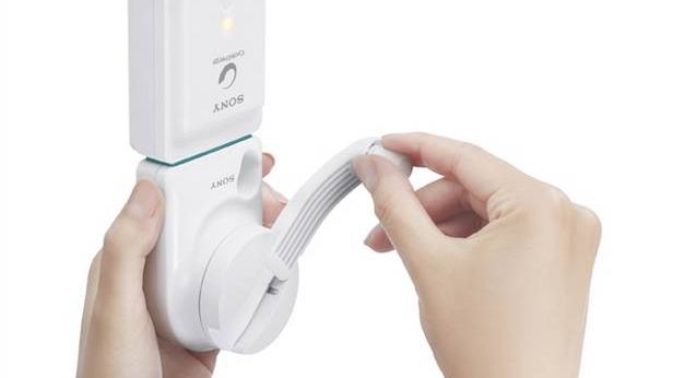 Ładowarka Sony CP-A2LAKS: pojemny akumulator i korba. Czy to ma sens? 1