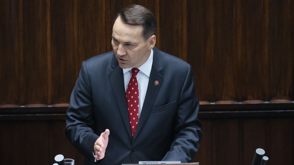 Warszawa, 23.04.2025. Minister spraw zagranicznych Radosław Sikorski przemawia na sali obrad Sejmu w Warszawie, 23 bm. W pierwszym dniu posiedzenia posłowie wysłuchają informacji ministra spraw zagranicznych Radosława Sikorskiego o zadaniach polskiej polityki zagranicznej w 2025 r (jm) PAP/Leszek Szymański