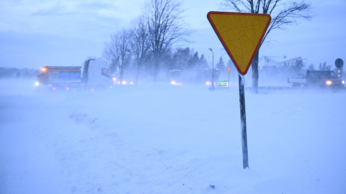 trudne warunki pogodowe na drodze
Darek Delmanowicz
atak zimy, DK28, droga krajowa, jezdnia, zamie�, zawieja, zima