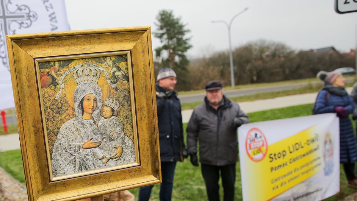 Olsztyn, 14.12.2024. Protest przeciwko budowie centrum logistycznego Lidla w Gietrzwałdzie, 14 bm. przed jednym ze sklepów sieci na ulicy Sielskiej w Olsztynie. Sprzeciw wzbudza m.in. położenie centrum w odległości kilkuset metrów od Sanktuarium w Gietrzwałdzie. Kontrowersje budzi skala inwestycji oraz jej przeznaczenie, ponieważ na terenie centrum będą magazynowane odpady. (mr) PAP/Tomasz Waszczuk