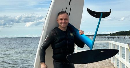 Tak odpoczywa Andrzej Duda. "Mknie przez morskie fale skuterem wodnym"
