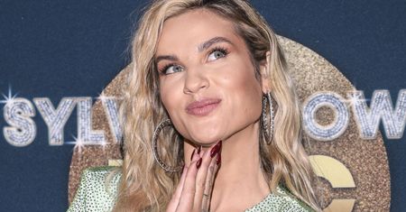 Karolina Gilon pozuje w mocno wyciętym bikini. Fani rozpływają się nad ciałem prezenterki