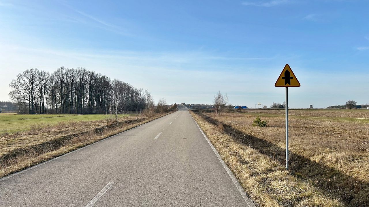 Kierujący widząc ten znak ma pierwszeństwo przed pojazdami jadącymi z prawej i lewej strony