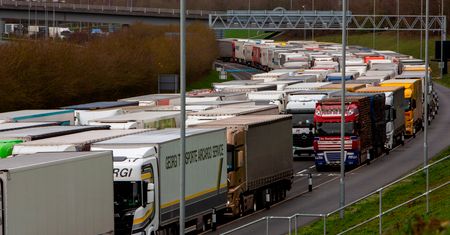 Ciężarówki stoją w Wielkiej Brytanii. Kierowcy wezmą udział w operacji Stack