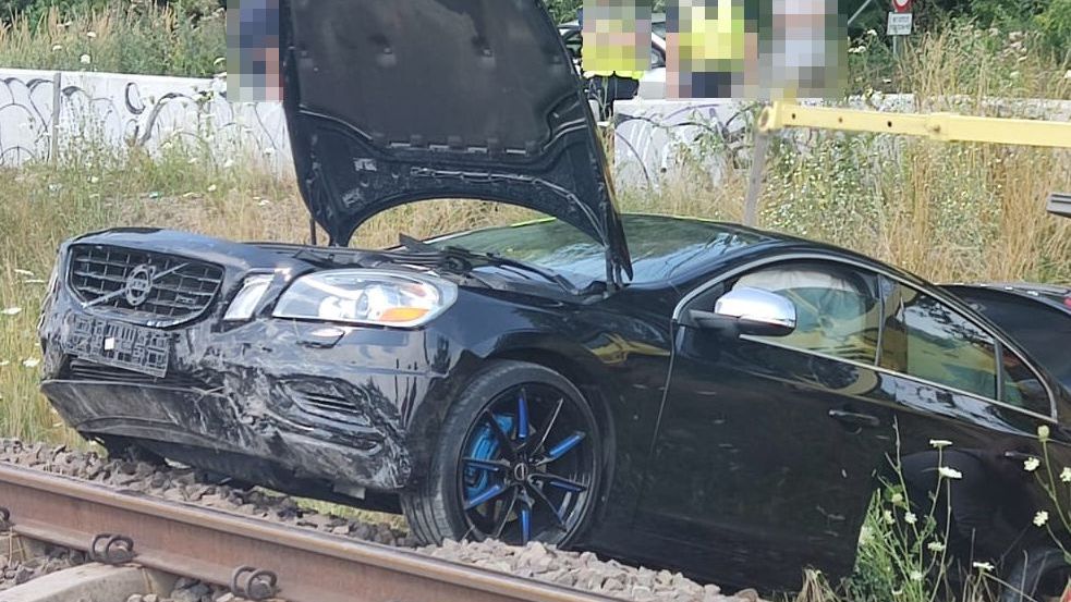 Kierował się nawigacją. Wjechał samochodem na torowisko