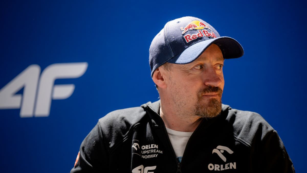 Adam Małysz zasiądzie za kierownicą samochodu pościgowego. 