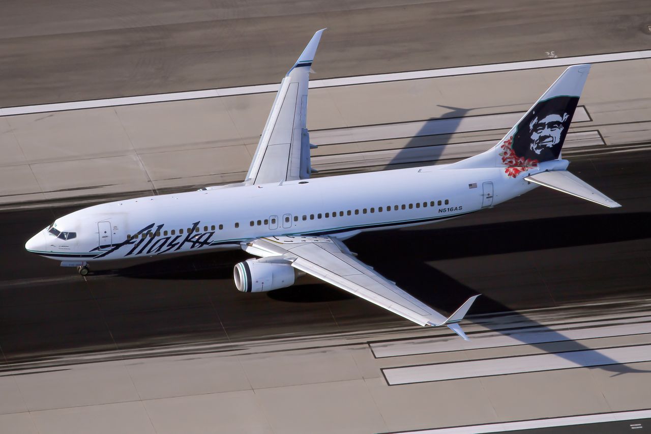 LOS ANGELES, UNITED STATES - 2015/08/31: An Alaska Airlines Boeing 737-800 on the runway at Los Angeles International Airport. (Photo by Fabrizio Gandolfo/SOPA Images/LightRocket via Getty Images)