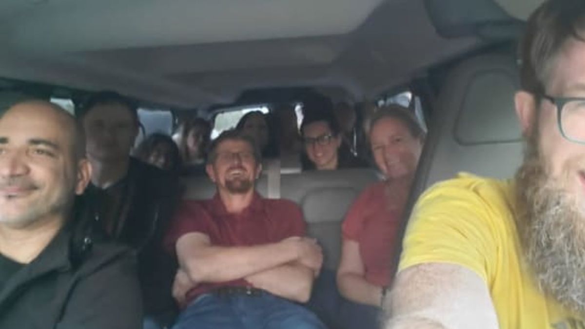 13 nieznajomych postanowiło razem pojechać vanem