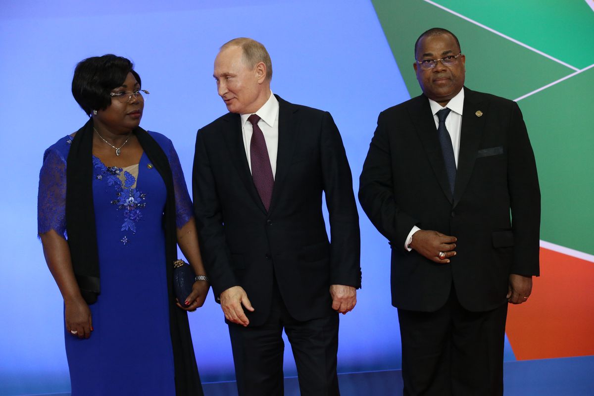 Prezydent Rosji Władimir Putin gościł na zorganizowanym kilka lat temu w Soczi zlocie przywódców państw afrykańskich premiera Gabonu Guliena Nkoghe Belale i jego małżonkę (Photo by Mikhail Svetlov/Getty Images)
