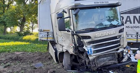 Nie zatrzymał się przed znakiem STOP i uderzył w osobówkę. Jedna osoba nie żyje