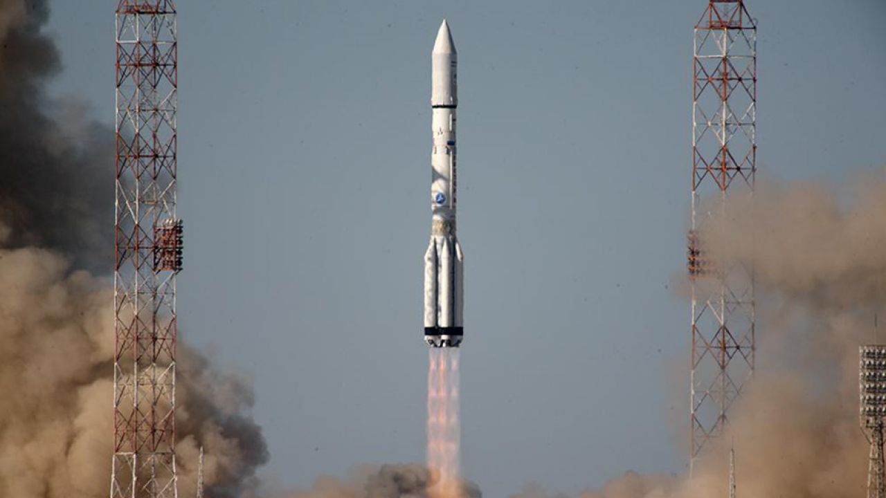 Rosyjska rakieta Proton-M startująca z kosmodromu Bajkonur