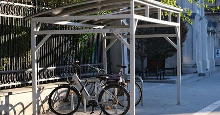 Zadaszenie stojaka rowerowego przy przystanku uszkodzone przez nadmiar śniegu zimą. Po naszej interwencji w końcu zostanie naprawione!