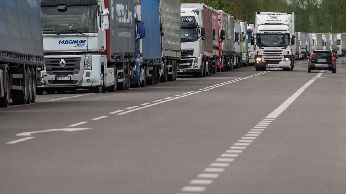 Kolejka ciężarówek na przejściu granicznym w Dorohusku