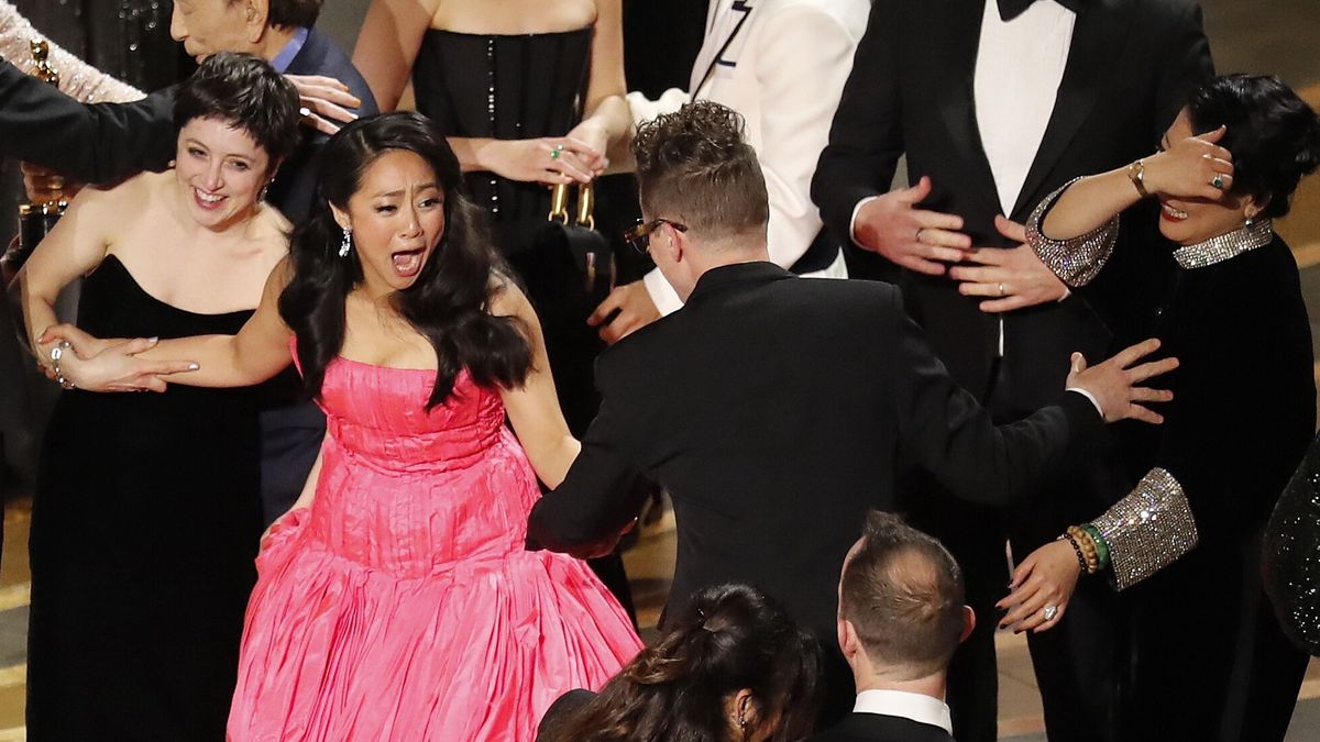 The cast and crew celebrate after winning the Oscar for Best Picture for 'Everything Everywhere All at Once' during the 95th annual Academy Awards ceremony at the Dolby Theatre in Hollywood, Los Angeles, California, USA, 12 March 2023. The Oscars are presented for outstanding individual or collective efforts in filmmaking in 24 categories. EPA/ETIENNE LAURENT Dostawca: PAP/EPA.