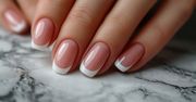Zapomnij o frenchu. Teraz hitem są "atramentowe" paznokcie