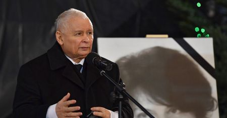 Jarosław Kaczyński przemawia w kościele. "Zło atakuje nasz kraj, nasz naród"