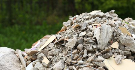 Praga Północ. Od ściany liceum oderwała się elewacja. Pracownicy ustalają okoliczności zdarzenia