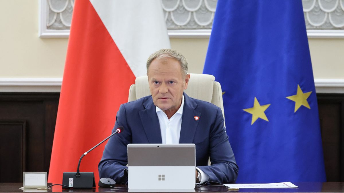 Warszawa, 30.09.2025. Premier Donald Tusk na posiedzeniu rządu w KPRM w Warszawie, 30 bm. Rada Ministrów zajmie się m.in. projektem ustawy mającym umożliwić sądom sprawniejsze rozpatrywanie spraw ?frankowych?. (mr) PAP/Albert Zawada