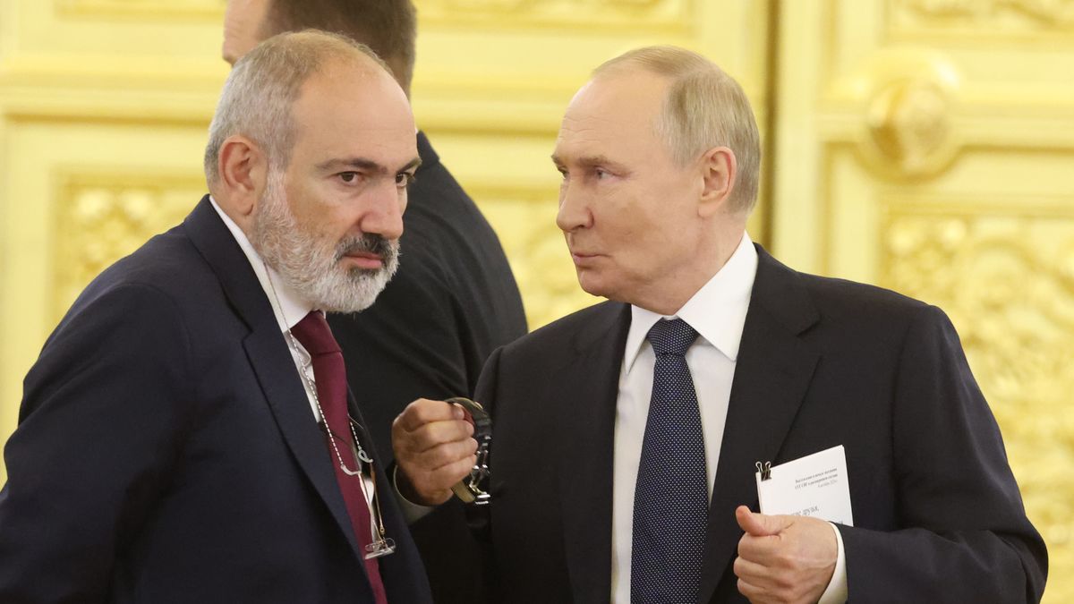 MOSCOW, RUSSIA - OCTOBER 8 (RUSSIA OUT) Russian President Vladimir Putin (R) talks to Armenian Prime Minister Nikol Pashinyan (L) during the plenary session of the Summit of the Commonwealth of Independent States (CIS), October 8, 2024, in Moscow, Russia. Leaders of ex-Soviet states gathered for an annual summit of CIS. (Photo by Contributor/Getty Images)